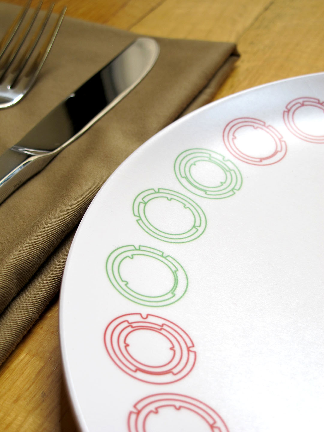 'Eat The Rich' Plate: Green and Red